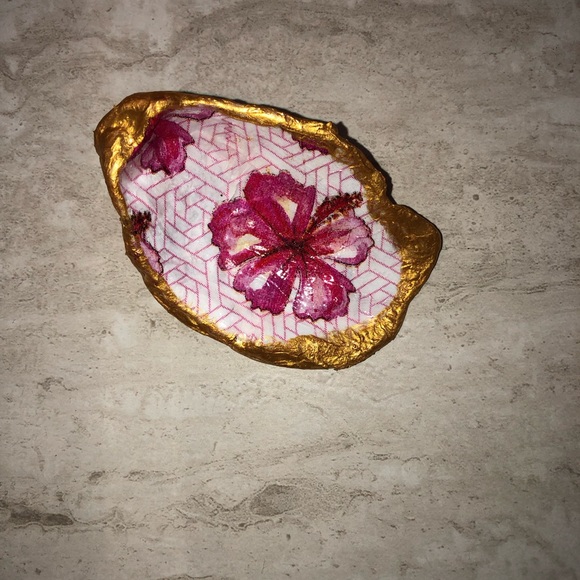 Handmade oyster shell trinket dish / ring dish - hibiscus flower design 🌺 - Picture 2 of 5